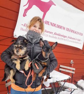 Glada Jyckars Rebecca Rudhe med Zorro och Pajas i famnen, vid Hundudden Träningscenter.