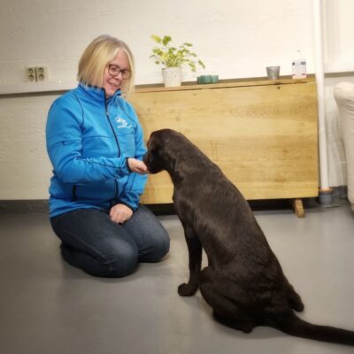 Hundpsykolog Monica Franzén-Sjödin med labradorvalpen Svea. 