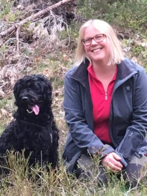 Hundpsykolog Monica Franzén-Sjödin med sin portugisiska vattenhund Sheldon.