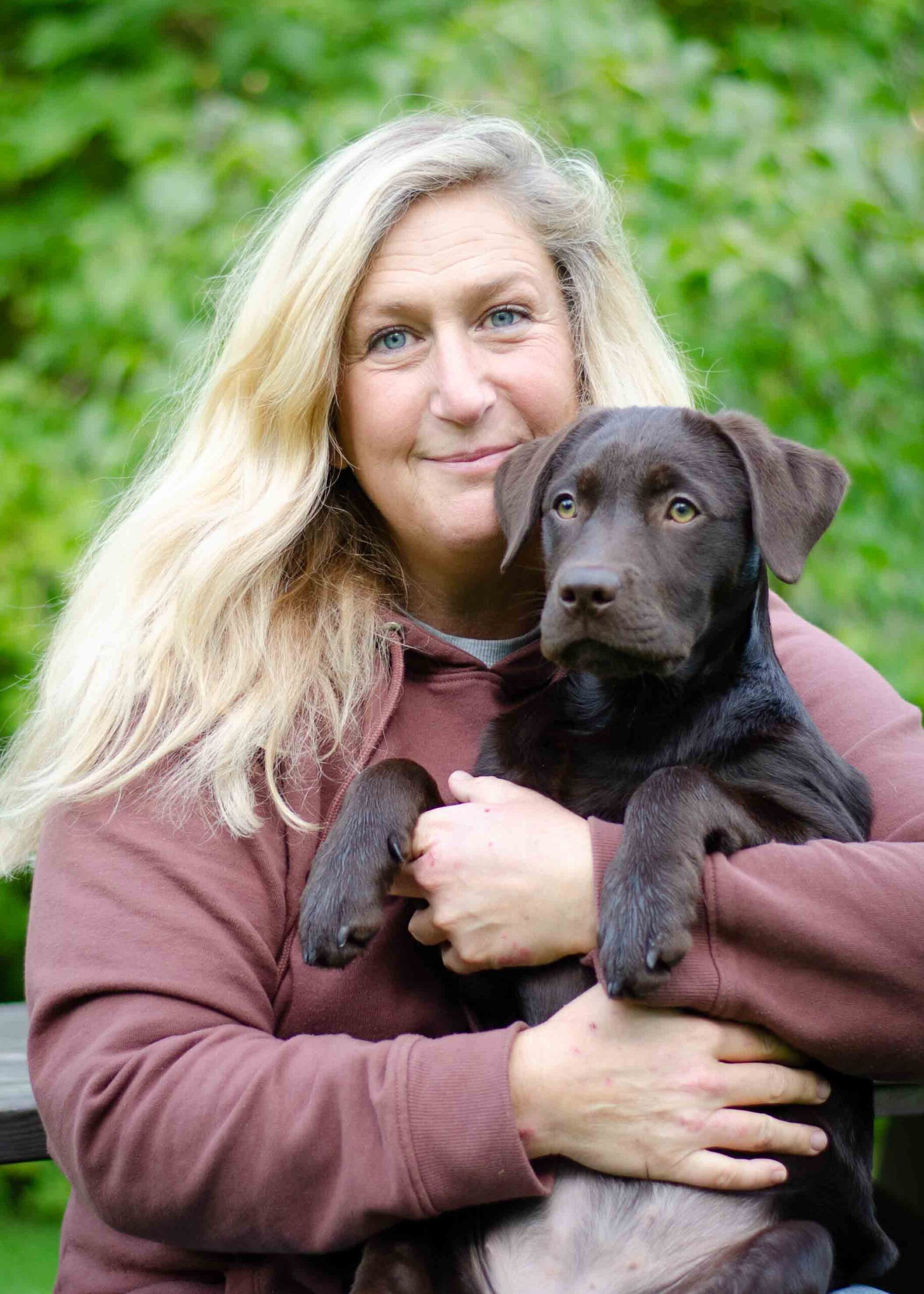 Eva_Svea-9 Eva Beijersand (admin för Glada Jyckars Hundinstruktörsutbildning) med labradoren Svea