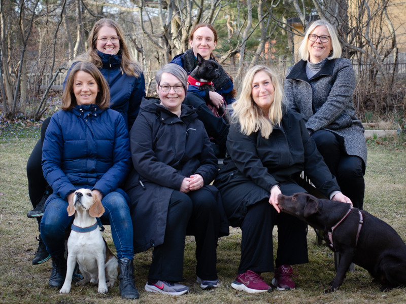 Glada Jyckars medarbetare: Cecilia, Camilla, Monica, Kicki, Mari, Eva samt hundarna Tage och Svea