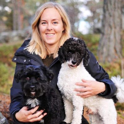 Hundpsykolog Mikaela Tonneman med hundarna Henry och Ture i knät