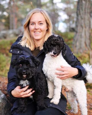 Hundpsykolog Mikaela Tonneman med sina hundar Henry, bichon havanais och Ture, pudel i knät.