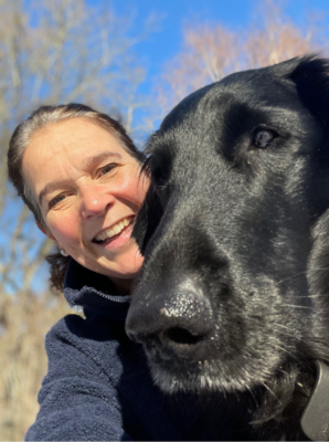 Louise Guthe med sin Flatcoated Retriever Tess