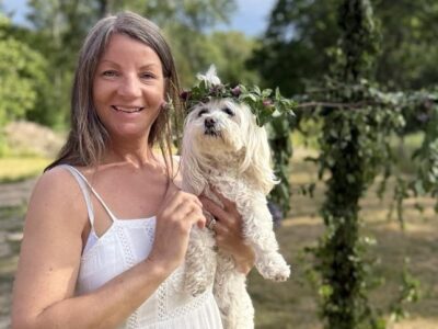 Hundcoachen Kicki Fellstenius firar midsommar med Bichon Havanais/Malteser Fanny